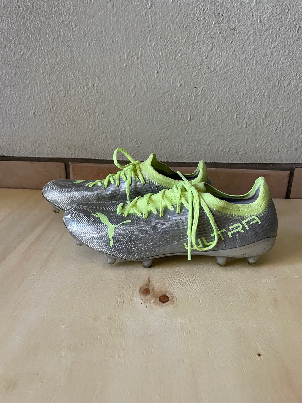 Puma Women’s Silver and Neon Yellow Soccer Cleats Sz 8